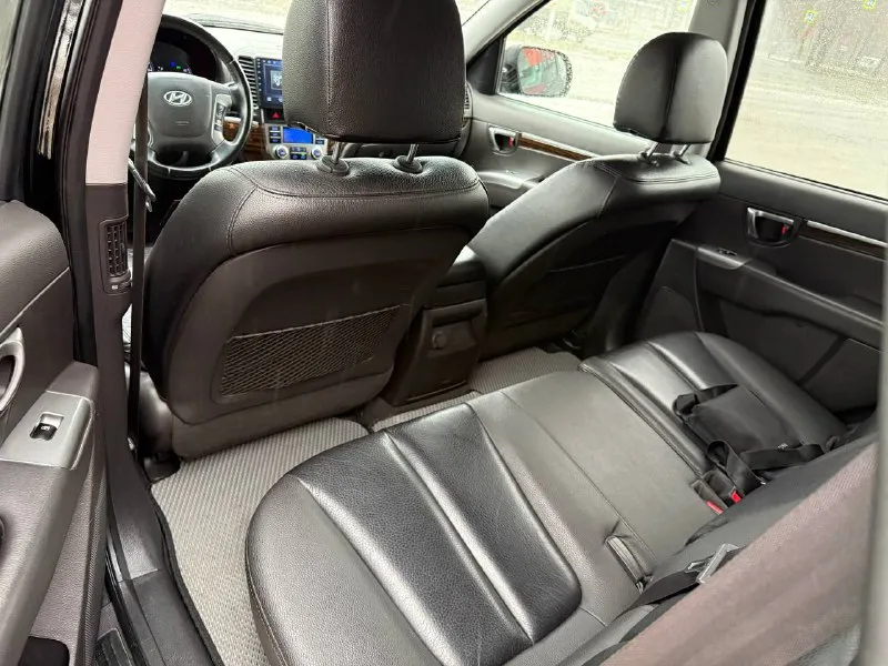 Продам hyundai santa fe 2.4 бензин год выпуска 2011 состояние идеальное. без вмятин царапин и рыжиков сервисные книги. кнопка star - stop без ключевой доступ вложений не требует! любое оформление! салон не затертый не порваный резина хорошая pirelli авто полностью обслужена до мелочей мотор работает ровно. коробка переключает идеально климат контроль работает все жидкости заменены! стекла все родные каждая кнопка работает) цена 1.280₽ +7-949-794-46-27 остольные вопросы по телефону звоните в любое время. - фотография - 8