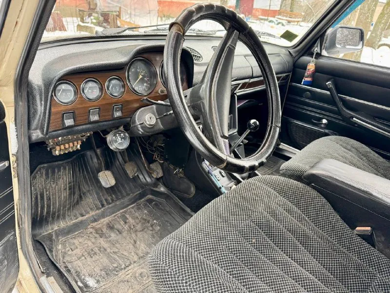 Продам ваз 2106 год выпуска: 1984 двигатель: 1.3 бензин, 69 л. с. владельцев: 1 автомобиль полностью на ходу, мотор и коробка работают без нареканий, передачи включаются четко. дно и пороги целые, без критичных проблем. комплектация и состояние: зимняя резина — на металлических дисках летняя резина — на легкосплавных дисках передние сиденья от honda (удобнее штатных) кузов живой для своих лет, полное гаражное хранение. документы в порядке, учет рф. отличный вариант для повседневной езды или как первая машина. цена: 125 000 ₽ + торг у капота машина в горловке, осмотр без проблем. звонить по телефону +7 (949) 311-24-90 - фотография - 8