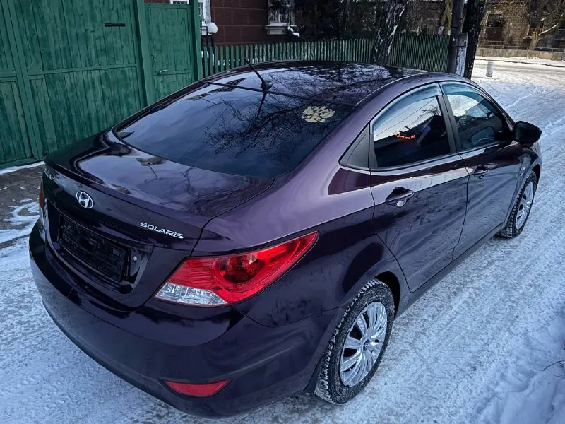 Hyundai solaris год выпуска: 2012 двигатель: бензин 1.6 пробег: 175 тысяч коробка: механика 5-ст полный электропакет электро зеркала электро стеклоподъемники обогрев лобового-заднего стекла обогрев зеркал подогрев сидений в 2-х режимах кондиционер рабочий магнитола пролог сигнализация с автозапуском 2 комплекта ключей с пультами машина в прекрасном состоянии мотор работает как часы, коробка щелкает отлично не хрустит и не выбивает, ходовая на твердую 5-ку, кузов и днище без ржавчин дыр и коррозий, салон не затерт и не порван все кнопки работают всё функционирует, печка в машине ташкент зимой на холодную 5-10 минут и в машине жара, кондиционер рабочий холодит как в антарктиде, фары led, комплект резины зима+лето michelin вместе с резиной отдам новые оригинальные колпаки, на машине езжу каждый день, готов на любые проверки на вашем сто и за ваш счет, документы в полном порядке! продажа в связи с покупкой нового семейного автомобиля!!! цена 785.000р торг реальным людям! +79495205833 саша - фотография - 2