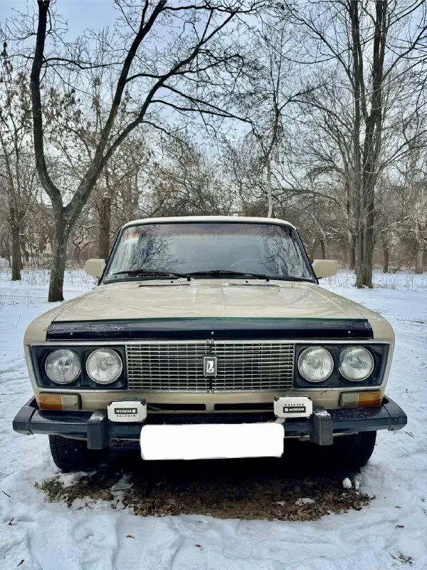 Продам ваз 2106 год выпуска: 1984 двигатель: 1.3 бензин, 69 л. с. владельцев: 1 автомобиль полностью на ходу, мотор и коробка работают без нареканий, передачи включаются четко. дно и пороги целые, без критичных проблем. комплектация и состояние: зимняя резина — на металлических дисках летняя резина — на легкосплавных дисках передние сиденья от honda (удобнее штатных) кузов живой для своих лет, полное гаражное хранение. документы в порядке, учет рф. отличный вариант для повседневной езды или как первая машина. цена: 125 000 ₽ + торг у капота машина в горловке, осмотр без проблем. звонить по телефону +7 (949) 311-24-90 📞 звоните: +7(949)3112490 - фотография - 2