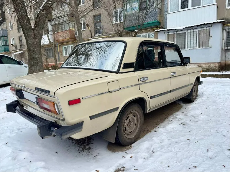 Продам ваз 2106 год выпуска: 1984 двигатель: 1.3 бензин, 69 л. с. владельцев: 1 автомобиль полностью на ходу, мотор и коробка работают без нареканий, передачи включаются четко. дно и пороги целые, без критичных проблем. комплектация и состояние: зимняя резина — на металлических дисках летняя резина — на легкосплавных дисках передние сиденья от honda (удобнее штатных) кузов живой для своих лет, полное гаражное хранение. документы в порядке, учет рф. отличный вариант для повседневной езды или как первая машина. цена: 125 000 ₽ + торг у капота машина в горловке, осмотр без проблем. звонить по телефону +7 (949) 311-24-90 📞 звоните: +7(949)3112490 - фотография - 4