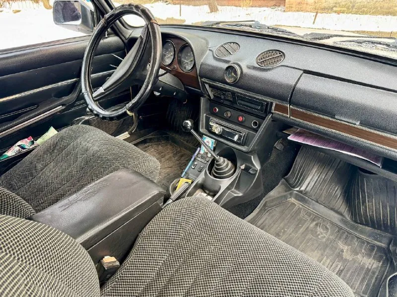 Продам ваз 2106 год выпуска: 1984 двигатель: 1.3 бензин, 69 л. с. владельцев: 1 автомобиль полностью на ходу, мотор и коробка работают без нареканий, передачи включаются четко. дно и пороги целые, без критичных проблем. комплектация и состояние: зимняя резина — на металлических дисках летняя резина — на легкосплавных дисках передние сиденья от honda (удобнее штатных) кузов живой для своих лет, полное гаражное хранение. документы в порядке, учет рф. отличный вариант для повседневной езды или как первая машина. цена: 125 000 ₽ + торг у капота машина в горловке, осмотр без проблем. звонить по телефону +7 (949) 311-24-90 📞 звоните: +7(949)3112490 - фотография - 7