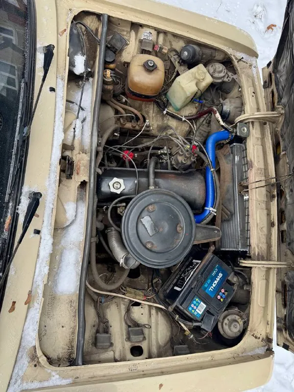 Продам ваз 2106 год выпуска: 1984 двигатель: 1.3 бензин, 69 л. с. владельцев: 1 автомобиль полностью на ходу, мотор и коробка работают без нареканий, передачи включаются четко. дно и пороги целые, без критичных проблем. комплектация и состояние: зимняя резина — на металлических дисках летняя резина — на легкосплавных дисках передние сиденья от honda (удобнее штатных) кузов живой для своих лет, полное гаражное хранение. документы в порядке, учет рф. отличный вариант для повседневной езды или как первая машина. цена: 125 000 ₽ + торг у капота машина в горловке, осмотр без проблем. звонить по телефону +7 (949) 311-24-90 📞 звоните: +7(949)3112490 - фотография - 9