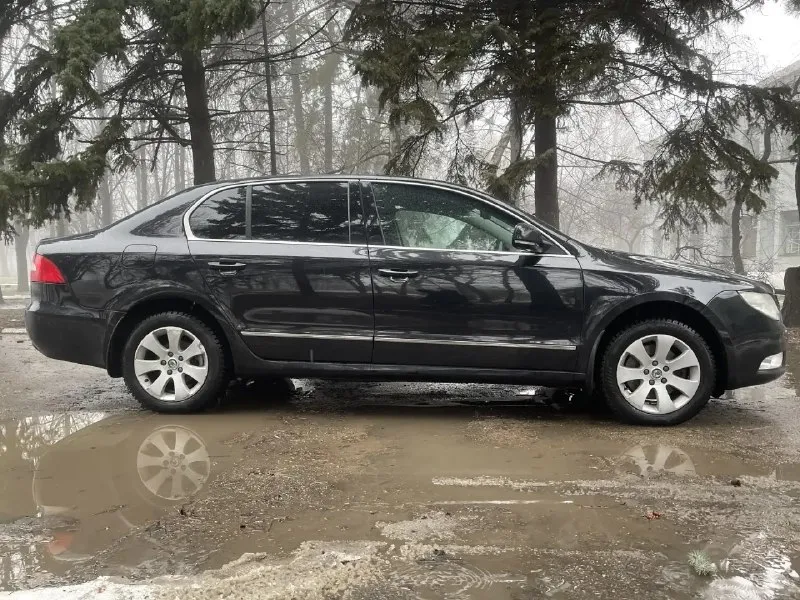 Skoda superb-24.10.2012года рождения! пробег -1900000 км (родной) владельцев-2 двигатель -1.8 turbo-(152 лошадки)-работает отлично! коробка автомат -asin-работает идеально -(не путать с дсг) богатая комплектация-электро сидения водительское и пассажирское, задние сидения с подогревом, электро регулировка зеркал с подогревом и складыванием климат контроль -3х зонный фары с линзами -адаптивный свет пройдено то -масло двс, фильтра -масляный, воздушный, приводной ремень ! стоит металическая защита двигателя! новая зимняя резина на шипах ! очень большой и комфортный авто цена 1220000₽ осмотр -макеевка -донецк! торг -присутствует! тел :+79495936159-(в любое время суток ). 📞 звоните: +7(949)5936159 - фотография - 3
