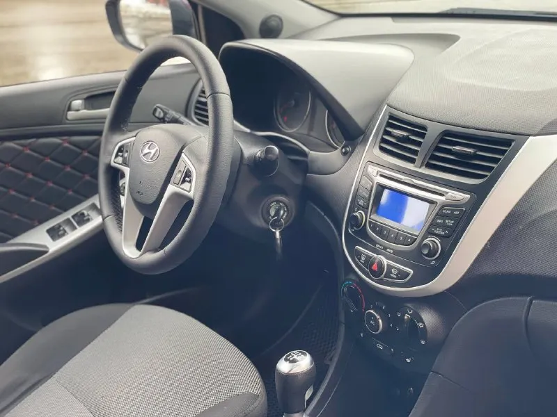 Hyundai solaris 2012 год в дтп не участвовал. собственник. пробег 187 тыс. ухоженный автомобиль. сделал не давно то, замена масла колодок. металлические детали машины все заводские и с соответствующими маркировками, болты не крученые, стекла включая лобовое родные. двигатель 1.6 бензин(грм цепной) кпп - механическая 5 ступеней(без хрустов и вылетов) в такси не работал(100%) хорошая комплектация :мульти руль, кондиционер, 4 эсп, подогревы передних сидений, туманки, масло менялось каждые 8000 км (от замены до замены вообще не берет) салон в отличном состоянии. полное переоформление в мрэо с моим присутствием. ‼️цена 765.000 руб ‼️ торг есть. номер для связи: +79495514624 если не дозвонились звоните на телеграмм 89034053194 здесь. 📞 звоните: +7(949)5514624 - фотография - 7