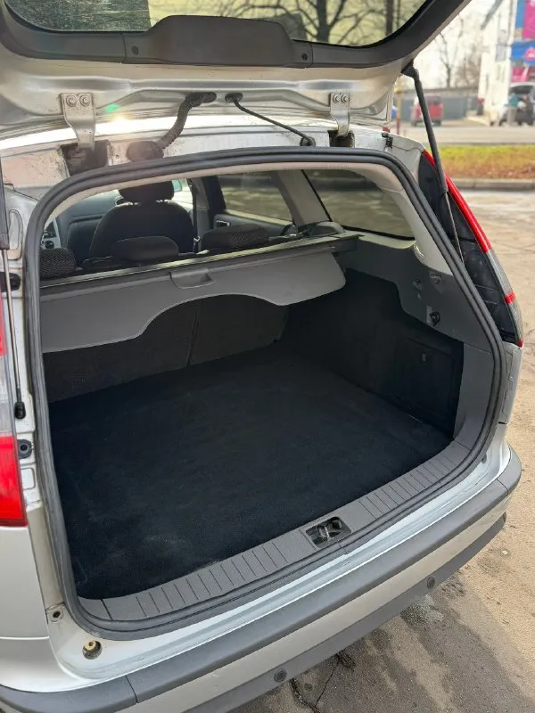 Ford focus 2. форд фокус 2 пробег 250.000км двигатель 1,6 бензин, атмосферный, простой и надежный. кпп механика. ошибок нет, работает отлично, масло не берет. полностью обслужен, течей и запотеваний нет. в продаже живой универсал, машина местная, до этого пригонялась с европы, не путайте с российской сборкой. по кузову в хорошем состоянии. родной окрас, за исключением пары элементов и то без шпаклевки, толщиномер могу предоставить. в дтп не участвовала, все герметики, сварные точки и т. д родные. дно, пороги в отличном состоянии, любые проверки на подъемнике. в комплектации рабочий кондей, стеклоподъемники, подогревы заднего стекла и зеркал, стабилизация, парктроники. все функции работают. новая зимняя резина. лобовое без трещин. два ключа. из недавнего заменили: комплект грм с помпой, комплект сцепления, масло, антифриз, тормозные диски и колодки. находится в макеевке, звонить в любое время +79493594733 540.000 торг у капота 📞 🇷🇺 звоните: +79493594733 - фотография - 8