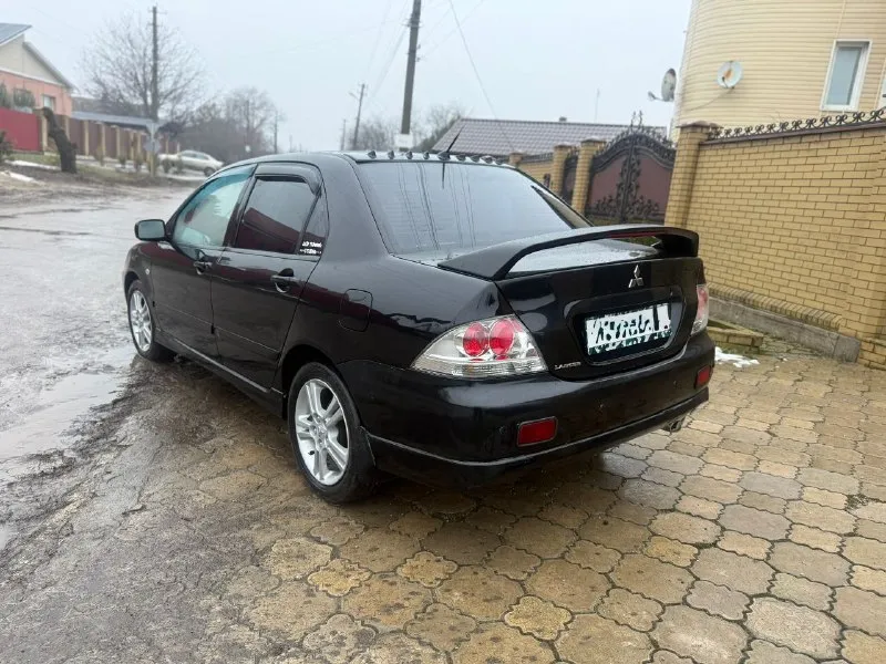 Продам mitsubishi ланцер 2006 года 2.0 на автомате ( не путайте с 1.6 это совсем другой автомобиль!). машинка в хорошем состоянии много сил и любви в нее вложено! комплектация: подогрев сидений, хорошая музыка андроид и хорошие динамики ( все выведено под усилитель в багажник), 4 стеклоподъёмника, климат контроль, сигнализации в родном ключе, гидроусилитель руля, полная обесшумка салона! оригинальный обвес с спойлером, руль момо, колеса на 5 болтов и 16 радиус ( это все с завода и этим отличается от 1.6), спортивный щиток! полная обесшумка салона, выкраска пластика и много мелких доработок делая машину особенной! 580 т. р, торг уместен у капота! одним словом хороший динамичный автомобиль за свои деньги, дарит эмоции от езды! +79490725104 📞 звоните: +7(949)0725104 - фотография - 4