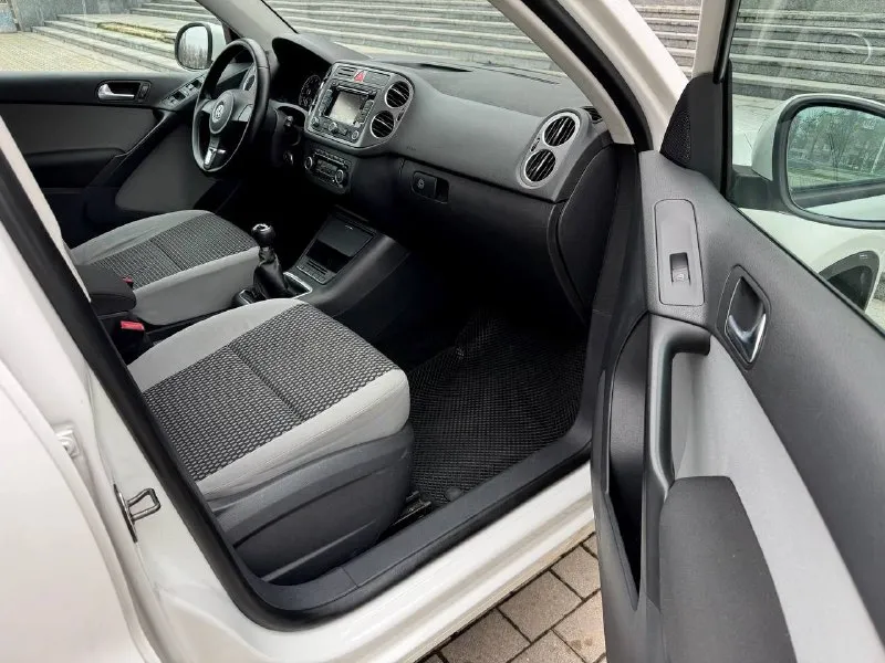 Ford kuga, 2018 1.5 ат, 4wd, 128000 км. официальный дилерский автомобиль. два владельца. хорошая комплектация trend plus: -раздельный климат-контроль - мультимедийная система sync 3 с голосовым управлением на русском и carplay - система помощи при трогании на подъеме - подрулевые лепестки переключения передач - парктроник - бесключевой доступ и запуск двигателя -сигнализация с авто запуском - электронный стояночный тормоз - кожаное мультифункциональное рулевое колесо с обогревом - рейлинги на крыше - оригинальные легкосплавные диски r17 возможно оформление в кредит. возможен обмен. более детальная информация по телефона. цена - 1.590.000 р. +79494041233 📞 звоните: +7(949)4041233 - фотография - 10