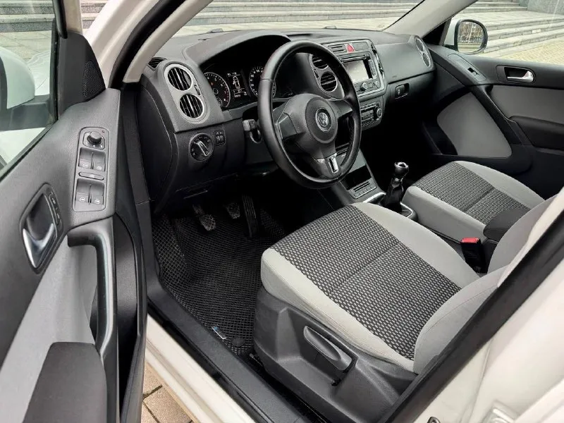 Ford kuga, 2018 1.5 ат, 4wd, 128000 км. официальный дилерский автомобиль. два владельца. хорошая комплектация trend plus: -раздельный климат-контроль - мультимедийная система sync 3 с голосовым управлением на русском и carplay - система помощи при трогании на подъеме - подрулевые лепестки переключения передач - парктроник - бесключевой доступ и запуск двигателя -сигнализация с авто запуском - электронный стояночный тормоз - кожаное мультифункциональное рулевое колесо с обогревом - рейлинги на крыше - оригинальные легкосплавные диски r17 возможно оформление в кредит. возможен обмен. более детальная информация по телефона. цена - 1.590.000 р. +79494041233 📞 звоните: +7(949)4041233 - фотография - 8