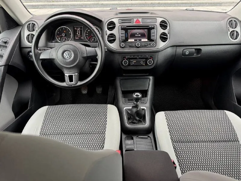 Ford kuga, 2018 1.5 ат, 4wd, 128000 км. официальный дилерский автомобиль. два владельца. хорошая комплектация trend plus: -раздельный климат-контроль - мультимедийная система sync 3 с голосовым управлением на русском и carplay - система помощи при трогании на подъеме - подрулевые лепестки переключения передач - парктроник - бесключевой доступ и запуск двигателя -сигнализация с авто запуском - электронный стояночный тормоз - кожаное мультифункциональное рулевое колесо с обогревом - рейлинги на крыше - оригинальные легкосплавные диски r17 возможно оформление в кредит. возможен обмен. более детальная информация по телефона. цена - 1.590.000 р. +79494041233 📞 звоните: +7(949)4041233 - фотография - 9