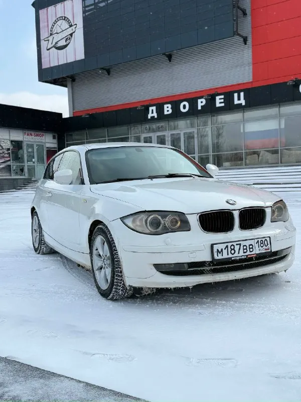 В продаже bmw 1 серии!!! машина 2011 года выпуска. родной пробег 174000 км. мотор работает отлично без посторонних звуков, масло не расходует. кпп автомат переключает без пинков и задержек. автомобиль полностью обслужен, заменены все жидкости и фильтра. по ходовой части было большое то ( всё расскажу при встрече либо по телефону) по электрике работает всё исправно. кузов в очень хорошем состоянии, присутствует не большие следы эксплуатации. в целом автомобиль на полном ходу. во владении больше трех лет, обслуживался своевременно денег не жалели. причина продажи покупка автомобиля классом выше. эксплуатировался аккуратно, ездила девушка. кто ищет действительно живой автомобиль, для повседневного использования вы по адресу. автомобиль находится в городе донецк (днр) в калининском районе. осмотр автомобиля в любое удобное время. так же любые проверки на сто за ваш счет. стоит новая зимняя резина formula ( шипованная). в ближайшее время никаких вложений не требует. юридичес 📞 звоните: +7(949)4518808 - фотография - 2