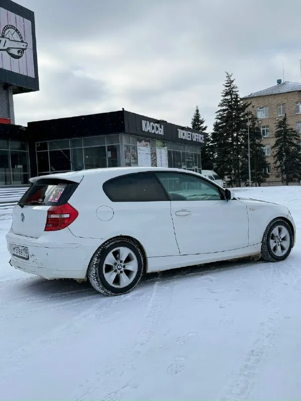 В продаже bmw 1 серии!!! машина 2011 года выпуска. родной пробег 174000 км. мотор работает отлично без посторонних звуков, масло не расходует. кпп автомат переключает без пинков и задержек. автомобиль полностью обслужен, заменены все жидкости и фильтра. по ходовой части было большое то ( всё расскажу при встрече либо по телефону) по электрике работает всё исправно. кузов в очень хорошем состоянии, присутствует не большие следы эксплуатации. в целом автомобиль на полном ходу. во владении больше трех лет, обслуживался своевременно денег не жалели. причина продажи покупка автомобиля классом выше. эксплуатировался аккуратно, ездила девушка. кто ищет действительно живой автомобиль, для повседневного использования вы по адресу. автомобиль находится в городе донецк (днр) в калининском районе. осмотр автомобиля в любое удобное время. так же любые проверки на сто за ваш счет. стоит новая зимняя резина formula ( шипованная). в ближайшее время никаких вложений не требует. юридичес 📞 звоните: +7(949)4518808 - фотография - 3