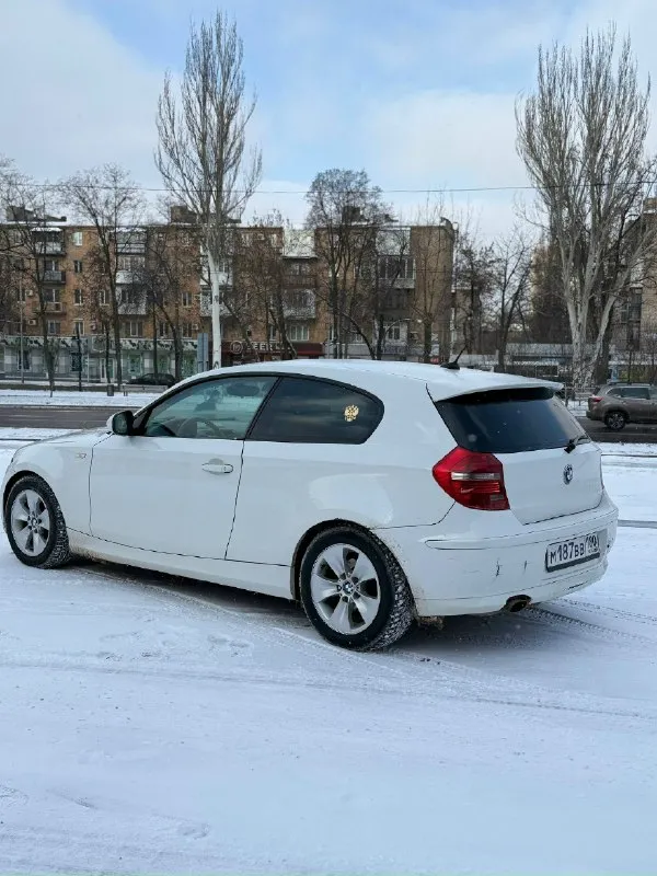 В продаже bmw 1 серии!!! машина 2011 года выпуска. родной пробег 174000 км. мотор работает отлично без посторонних звуков, масло не расходует. кпп автомат переключает без пинков и задержек. автомобиль полностью обслужен, заменены все жидкости и фильтра. по ходовой части было большое то ( всё расскажу при встрече либо по телефону) по электрике работает всё исправно. кузов в очень хорошем состоянии, присутствует не большие следы эксплуатации. в целом автомобиль на полном ходу. во владении больше трех лет, обслуживался своевременно денег не жалели. причина продажи покупка автомобиля классом выше. эксплуатировался аккуратно, ездила девушка. кто ищет действительно живой автомобиль, для повседневного использования вы по адресу. автомобиль находится в городе донецк (днр) в калининском районе. осмотр автомобиля в любое удобное время. так же любые проверки на сто за ваш счет. стоит новая зимняя резина formula ( шипованная). в ближайшее время никаких вложений не требует. юридичес 📞 звоните: +7(949)4518808 - фотография - 4