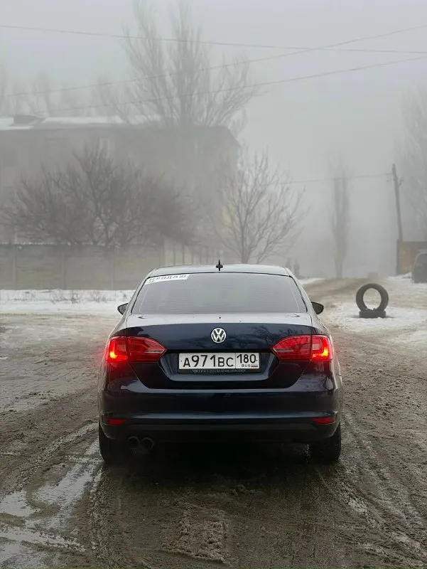 Продам volkswagen jetta 6 2013 год, пробег 250 тыс. км 1.4 турбо мотор, с коробкой dsg двух зонный климат контроль, сенсорная мультимедиа, мультируль, лепестки, 4 электростеклоподъемника, обогрев зеркал, электрозеркала, led лампы везде 16' легкосплавные диски, руль и приборка от volkswagen golf r, выхлоп borla, прошитая едет очень бодро под 190 л. с. состояние салона хорошее, состояние автомобиля тоже отличное, косяки имеются не критичные документы чистые, полное переоформление цена 900 000 руб (возможен обмен) осмотр макеевка звонить +7 949 314 36 09 +7 949 397 31 21 возможен обмен по такой же цене без доплаты 📞 звоните: +7(949)3143609 - фотография - 3