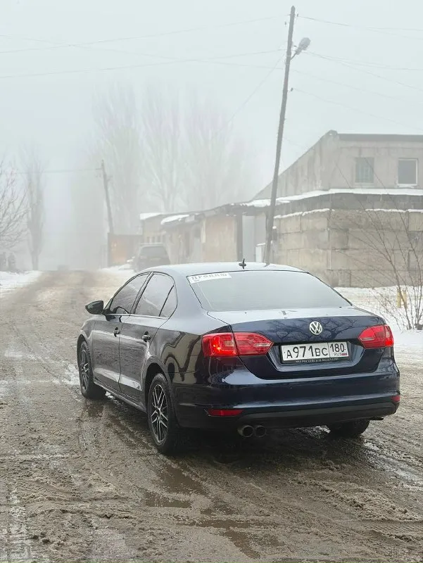 Продам volkswagen jetta 6 2013 год, пробег 250 тыс. км 1.4 турбо мотор, с коробкой dsg двух зонный климат контроль, сенсорная мультимедиа, мультируль, лепестки, 4 электростеклоподъемника, обогрев зеркал, электрозеркала, led лампы везде 16' легкосплавные диски, руль и приборка от volkswagen golf r, выхлоп borla, прошитая едет очень бодро под 190 л. с. состояние салона хорошее, состояние автомобиля тоже отличное, косяки имеются не критичные документы чистые, полное переоформление цена 900 000 руб (возможен обмен) осмотр макеевка звонить +7 949 314 36 09 +7 949 397 31 21 возможен обмен по такой же цене без доплаты 📞 звоните: +7(949)3143609 - фотография - 4