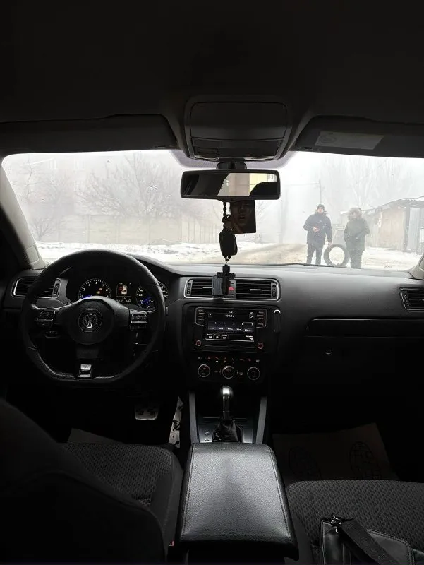 Продам volkswagen jetta 6 2013 год, пробег 250 тыс. км 1.4 турбо мотор, с коробкой dsg двух зонный климат контроль, сенсорная мультимедиа, мультируль, лепестки, 4 электростеклоподъемника, обогрев зеркал, электрозеркала, led лампы везде 16' легкосплавные диски, руль и приборка от volkswagen golf r, выхлоп borla, прошитая едет очень бодро под 190 л. с. состояние салона хорошее, состояние автомобиля тоже отличное, косяки имеются не критичные документы чистые, полное переоформление цена 900 000 руб (возможен обмен) осмотр макеевка звонить +7 949 314 36 09 +7 949 397 31 21 возможен обмен по такой же цене без доплаты 📞 звоните: +7(949)3143609 - фотография - 6