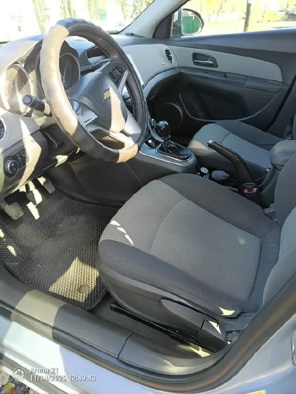 Автор: продам !!! chevrolet cruze 2010 г. в. 1,8л (141 л. с. ) мкпп. родной пробег 253 тыс. я третий собственник. комфортный семейный автомобиль. без рыжиков и намеков на ржавчину. обслуживается своевременно. заменены сальники распредвалов, заменены прокладки теплообменника, патрубки охлаждения, термостат, свежий антифриз, масло в двигателе, фильтра, новый аккумулятор, резина зима, есть летняя. печка греет отлично, кондиционер заправлен. магнитола андроид. салон чистый, сиденья не затертые. машина бодрая, дорогу держит на отлично, используется ежедневно. цена 750 000 руб. запретов ограничений нет. торг, обмен. +7949 3812259. +79515341366 макс, телеграмм. осмотр торез. . . ???наш телеграм канал [ бесплатное размещение за репост??? правила сообщества [ мы в мах [ [ 📞 звоните: +7(949)3812259 - фотография - 7