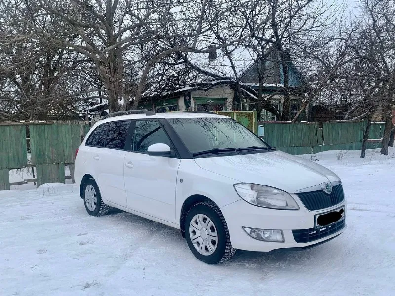 Здравствуйте продам skoda fabia 2011 г двигатель 1.4 в отличном состоянии масло не берет. не троит не дымит. по ходовой части вопросов нет. резина новая шиповка. по кузову нареканий нет, с документами полный порядок любое переоформление. кондер заправлен холодит четко. abs, esp, передние стеклоподъемники, штатная мультимедиа, подогревы зеркал передних сидений, остекление все заводское. 570000 т. р торг у капота. остальные вопросы по телефону +7949-426-74-93 +7905-496-06-38(телеграмм) осмотр г. харцызск всем добра ✌️ - фотография - 3