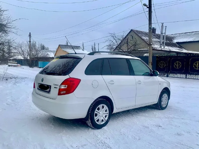 Здравствуйте продам skoda fabia 2011 г двигатель 1.4 в отличном состоянии масло не берет. не троит не дымит. по ходовой части вопросов нет. резина новая шиповка. по кузову нареканий нет, с документами полный порядок любое переоформление. кондер заправлен холодит четко. abs, esp, передние стеклоподъемники, штатная мультимедиа, подогревы зеркал передних сидений, остекление все заводское. 570000 т. р торг у капота. остальные вопросы по телефону +7949-426-74-93 +7905-496-06-38(телеграмм) осмотр г. харцызск всем добра ✌️ - фотография - 4