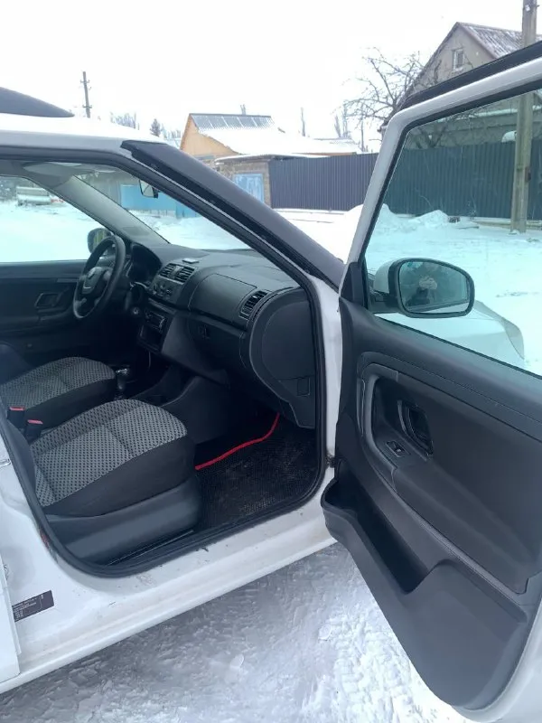 Здравствуйте продам skoda fabia 2011 г двигатель 1.4 в отличном состоянии масло не берет. не троит не дымит. по ходовой части вопросов нет. резина новая шиповка. по кузову нареканий нет, с документами полный порядок любое переоформление. кондер заправлен холодит четко. abs, esp, передние стеклоподъемники, штатная мультимедиа, подогревы зеркал передних сидений, остекление все заводское. 570000 т. р торг у капота. остальные вопросы по телефону +7949-426-74-93 +7905-496-06-38(телеграмм) осмотр г. харцызск всем добра ✌️ - фотография - 7