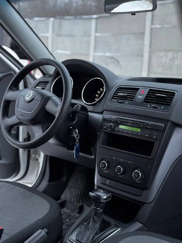 Skoda yeti 1.2 tsi at 2010 г. в. компакт-кроссовер в идеальном состоянии пробег 139 тыс. км подтвержденный автотекой салон как в новом авто!!! за весь период 2 владельца в хорошей комплектации -подогрев сидений/зеркал/форсунок омывателя -однозонный климат-контроль -хорошая штатная акустика 8 динамиков -задний ряд сидений-трансформер -два комплекта ключей -хорошая зимняя резина r16 -комплект новой летней резины r16 nokian по авто сделано очень большое то масло/фильтра замена осн. радиатора/радиатора печки, термостата и всех жидкостей!!! автомобиль полностью готов к долгой, без проблемной эксплуатации!!! возможна продажа в кредит!!! торг у капота!!! цена 845 тыс. руб тг, вотсап +79493811593 звоните +79495082418 📲 tg: @kloyastarlink 📞 звоните: +7(949)3811593 - фотография - 7