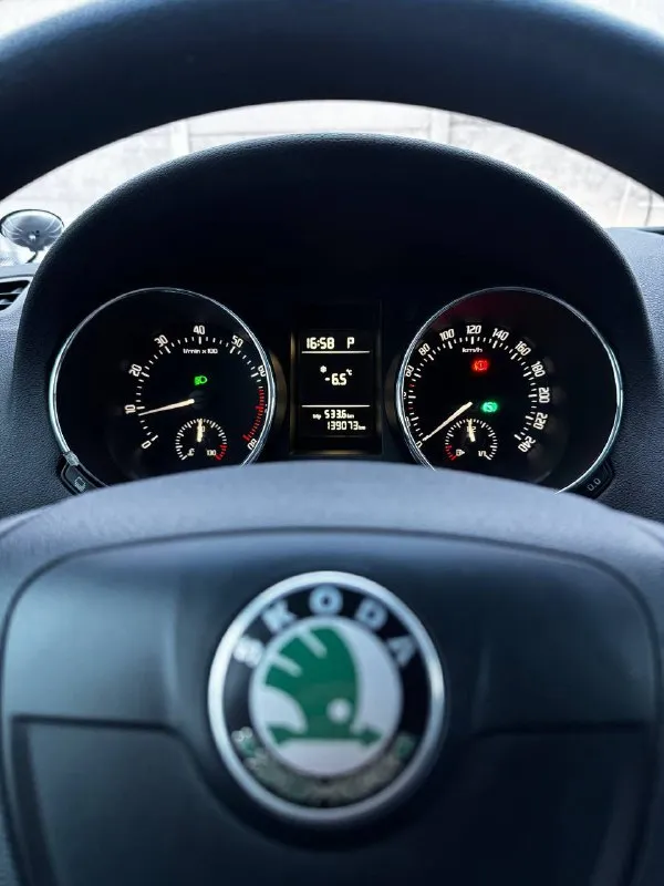 Skoda yeti 1.2 tsi at 2010 г. в. компакт-кроссовер в идеальном состоянии пробег 139 тыс. км подтвержденный автотекой салон как в новом авто!!! за весь период 2 владельца в хорошей комплектации -подогрев сидений/зеркал/форсунок омывателя -однозонный климат-контроль -хорошая штатная акустика 8 динамиков -задний ряд сидений-трансформер -два комплекта ключей -хорошая зимняя резина r16 -комплект новой летней резины r16 nokian по авто сделано очень большое то масло/фильтра замена осн. радиатора/радиатора печки, термостата и всех жидкостей!!! автомобиль полностью готов к долгой, без проблемной эксплуатации!!! возможна продажа в кредит!!! торг у капота!!! цена 845 тыс. руб тг, вотсап +79493811593 звоните +79495082418 📲 tg: @kloyastarlink 📞 звоните: +7(949)3811593 - фотография - 8