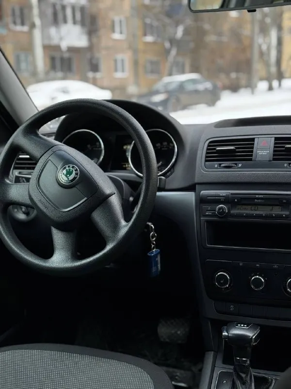 Skoda yeti 1.2 tsi at 2010 г. в. компакт-кроссовер в идеальном состоянии пробег 139 тыс. км подтвержденный автотекой салон как в новом авто!!! за весь период 2 владельца в хорошей комплектации -подогрев сидений/зеркал/форсунок омывателя -однозонный климат-контроль -хорошая штатная акустика 8 динамиков -задний ряд сидений-трансформер -два комплекта ключей -хорошая зимняя резина r16 -комплект новой летней резины r16 nokian по авто сделано очень большое то масло/фильтра замена осн. радиатора/радиатора печки, термостата и всех жидкостей!!! автомобиль полностью готов к долгой, без проблемной эксплуатации!!! возможна продажа в кредит!!! торг у капота!!! цена 845 тыс. руб тг, вотсап +79493811593 звоните +79495082418 📲 tg: @kloyastarlink 📞 звоните: +7(949)3811593 - фотография - 9