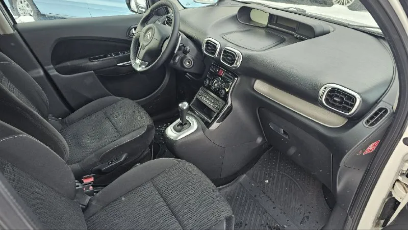 Citroen c3 picasso год выпуска: 2012 тип кпп: автоматическая объем двигателя: 1.6 литрa тип топлива: бензин пробег: 205 000 км цена: 💥 650 000 ₽💥 дополнительная информация: максимальная комплектация полный электропакет подогрев сидений климат контроль датчик света, дождя парктроники зимняя резина+летняя авто в хорошем техническом состоянии по кузову без гнили все вопросы можете задавать по телефонам: 📞 🇷🇺 +79495093428 +79498392499 - фотография - 7