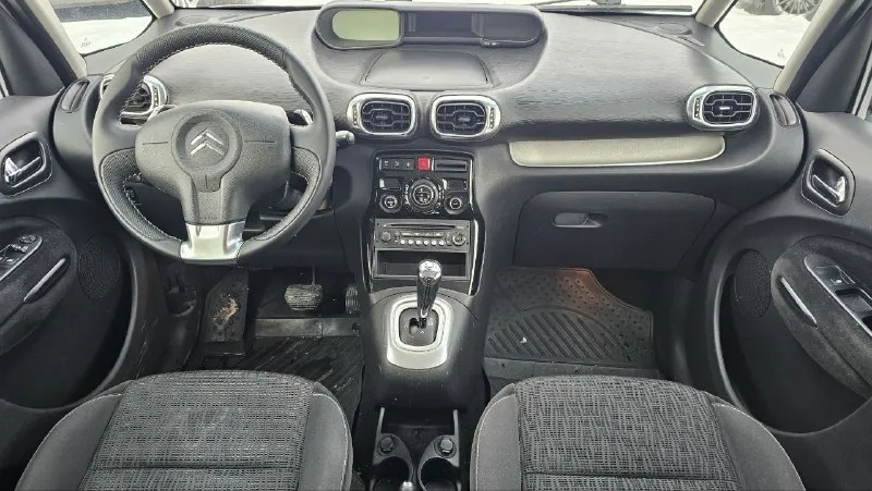 Citroen c3 picasso год выпуска: 2012 тип кпп: автоматическая объем двигателя: 1.6 литрa тип топлива: бензин пробег: 205 000 км цена: 💥 650 000 ₽💥 дополнительная информация: максимальная комплектация полный электропакет подогрев сидений климат контроль датчик света, дождя парктроники зимняя резина+летняя авто в хорошем техническом состоянии по кузову без гнили все вопросы можете задавать по телефонам: 📞 🇷🇺 +79495093428 +79498392499 - фотография - 9