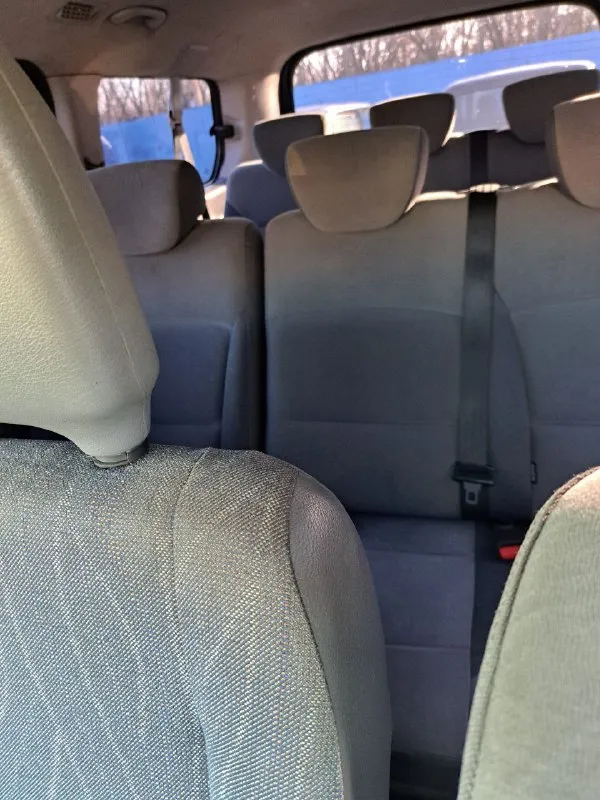 📍продам mинивэн: «нyundаi h1» (ll пoкoления) в черном цвете пассажир (8 мест) год выпуска: 2008 пробег: 420 340 км состояние: не битый объем двигателя: 2,5 л модификация: 2,5 crdimt (170 л. с.) тип двигателя: дизель коробка передач: механическая привод: задний комплектация: базовая пpодаю cвой личный автомобиль hyundai h1. ходовая обслужена. чистый и ухоженный салон. есть проблемы по двигателю. цена: 950 тыс. руб. 📞вопросы по телефону. +79495123156 - фотография - 8