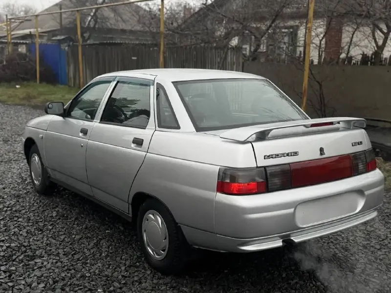 В продаже ваз 2110 идеальное состояние как по кузову, так и по салону кузов весь ровный, без единого намека на коррозию только после полировки интерьер автомобиля идеален дыр, протертостей, ничего нет, салон не продавлен, руль не затерт, все в восхитительном состоянии в дтп ни разу не участвовала все остекление заводское (лобовое родное и без трещин) дно, стаканы, лонжероны, балка, 5+✅ , коробка, ходовка, электроника 5+✅ 2 комплекта ключей стоит хорошая музыка в автомобиле работает всё, и работает так, как должно машина из разряда «сел- поехал» ни копейки вкладывать не надо документы кристально чистые за автомобиль не стыдно, продаю из под дома, скрывать нечего цена 360 000₽ автомобиль находится в городе новоазовск номер для связи - +79493086063 +79889919235 📲 tg: @pustovoy_dima 📞 звоните: +7(949)3086063 - фотография - 4