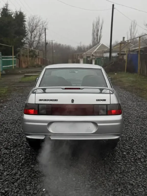 В продаже ваз 2110 идеальное состояние как по кузову, так и по салону кузов весь ровный, без единого намека на коррозию только после полировки интерьер автомобиля идеален дыр, протертостей, ничего нет, салон не продавлен, руль не затерт, все в восхитительном состоянии в дтп ни разу не участвовала все остекление заводское (лобовое родное и без трещин) дно, стаканы, лонжероны, балка, 5+✅ , коробка, ходовка, электроника 5+✅ 2 комплекта ключей стоит хорошая музыка в автомобиле работает всё, и работает так, как должно машина из разряда «сел- поехал» ни копейки вкладывать не надо документы кристально чистые за автомобиль не стыдно, продаю из под дома, скрывать нечего цена 360 000₽ автомобиль находится в городе новоазовск номер для связи - +79493086063 +79889919235 📲 tg: @pustovoy_dima 📞 звоните: +7(949)3086063 - фотография - 5