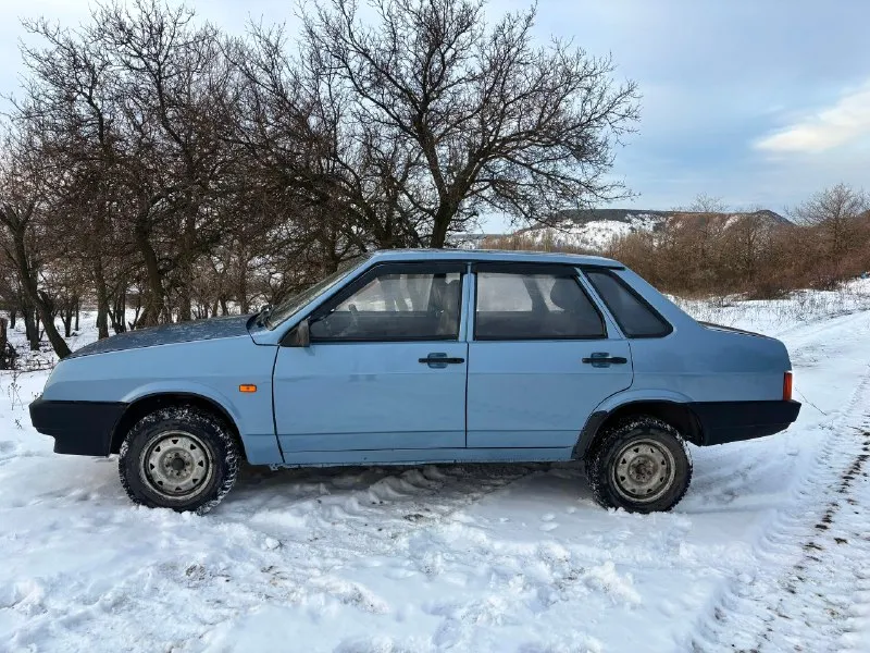 Продам ваз 21099 1.5 2006 г. в. родной пробег 178.00км 2 владельца за всю история авто. газ(евро4)- бензин два ключа. двигатель не дымит, не троит, коробка не выбивает. в сварке не нуждается. хорошая зимняя резина на шипах. поставлен новый радиатор охлаждения с заменой антифриза, новый стартер, колодки, крабы, опорные подшипники, стойки в круг. по ходовой без нареканий. г. снежное цена 238.00₽ +79493918909(тг на этот же номерок) 🛞 запчасти, шины, диски, авторазборки 🅿️ авторынок донбасса 📞 звоните: +7(949)3918909 - фотография - 2