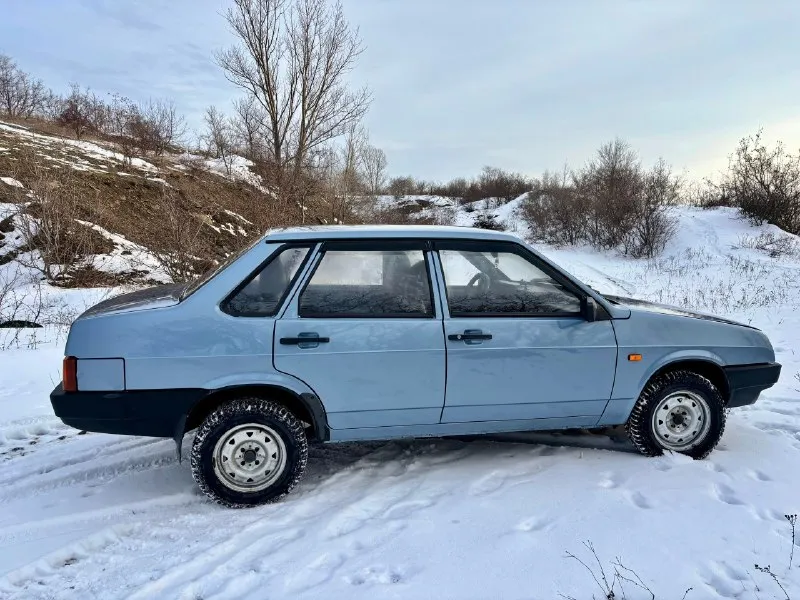 Продам ваз 21099 1.5 2006 г. в. родной пробег 178.00км 2 владельца за всю история авто. газ(евро4)- бензин два ключа. двигатель не дымит, не троит, коробка не выбивает. в сварке не нуждается. хорошая зимняя резина на шипах. поставлен новый радиатор охлаждения с заменой антифриза, новый стартер, колодки, крабы, опорные подшипники, стойки в круг. по ходовой без нареканий. г. снежное цена 238.00₽ +79493918909(тг на этот же номерок) 🛞 запчасти, шины, диски, авторазборки 🅿️ авторынок донбасса 📞 звоните: +7(949)3918909 - фотография - 3