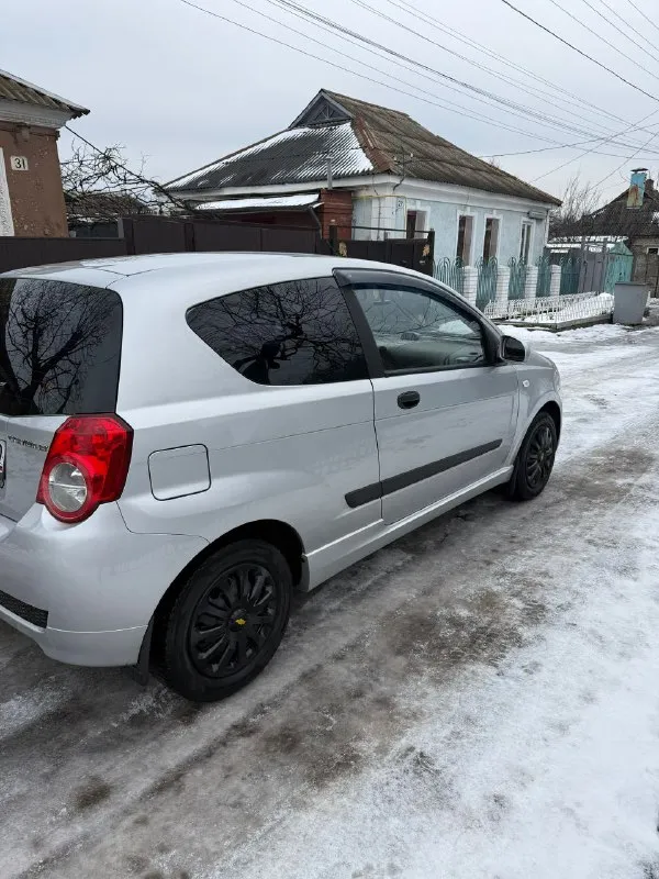 Продам шевроле авео 2008г,3дв хетчбек двигатель 1.5,пробег 201000км, кпп механика. авто с салона в одних руках, есть вся история обслуживания авто. машина не гнилая, пороги и днище в отличном состоянии, красился предний бампер и правое передние крыло, остальные детали в родной краске. на 197тыс была замена масла в двс, рулевая рейка (новая), фильтра все включая топливный, тормозные диски и колодки, саленблоки подрамника, и еще по мелочи. комплектация:кондиционер, стеклоподъемники с доводчиком, абс, электрозеркала. цена 450.000 рублей вопросы по телефону +79495177632 - фотография - 5