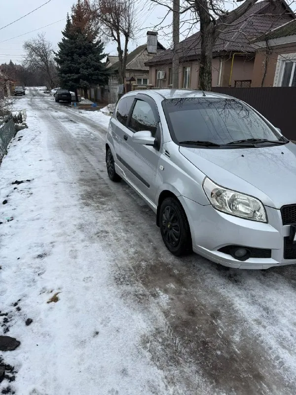 Продам шевроле авео 2008г,3дв хетчбек двигатель 1.5,пробег 201000км, кпп механика. авто с салона в одних руках, есть вся история обслуживания авто. машина не гнилая, пороги и днище в отличном состоянии, красился предний бампер и правое передние крыло, остальные детали в родной краске. на 197тыс была замена масла в двс, рулевая рейка (новая), фильтра все включая топливный, тормозные диски и колодки, саленблоки подрамника, и еще по мелочи. комплектация:кондиционер, стеклоподъемники с доводчиком, абс, электрозеркала. цена 450.000 рублей вопросы по телефону +79495177632 - фотография - 6