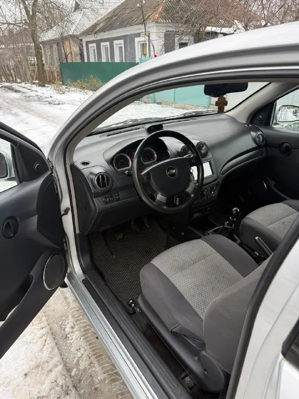 Продам шевроле авео 2008г,3дв хетчбек двигатель 1.5,пробег 201000км, кпп механика. авто с салона в одних руках, есть вся история обслуживания авто. машина не гнилая, пороги и днище в отличном состоянии, красился предний бампер и правое передние крыло, остальные детали в родной краске. на 197тыс была замена масла в двс, рулевая рейка (новая), фильтра все включая топливный, тормозные диски и колодки, саленблоки подрамника, и еще по мелочи. комплектация:кондиционер, стеклоподъемники с доводчиком, абс, электрозеркала. цена 450.000 рублей вопросы по телефону +79495177632 - фотография - 7