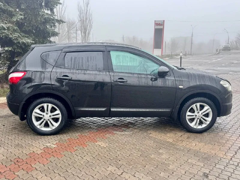 Nissan qashqai 2010 г. в. | 2.0 бензин | вариатор | максимальная комплектация живой, ухоженный qashqai в отличном состоянии. автомобиль полностью обслужен, никаких вложений не требует — сел и поехал. 🔹 двигатель 2.0 бензин — работает ровно 🔹 вариатор — обслуживался своевременно, без пинков и посторонних шумов 🔹 максимальная комплектация 🔹 панорамная крыша 🔹 климат-контроль 🔹 полный электропакет кузов: ▪️ окрашена одна деталь ▪️ остальной кузов — в родном окрасе стёкла: ▪️ все родные по кругу, включая лобовое салон чистый, не затёртый, без запахов. автомобиль не требует вложений, полностью готов к эксплуатации. 💰 цена: 1 030 000 торг у капота, только по делу. +79495095858 +79895435743 📲 tg: николай н а 📞 звоните: +7(949)5095858 - фотография - 4