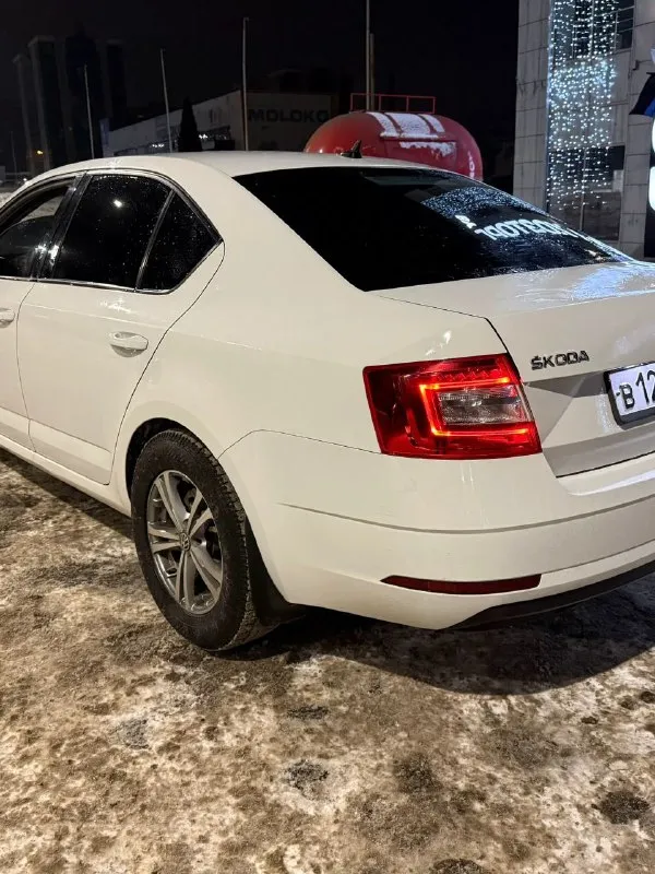 Продам skoda octavia a7 mk3 2017 г. в. мотор 1.6 110 л/с. на самом надежном и экономичном моторе. расход по трассе 6 литров. мотор и коробка без нареканий. пробег 215.000 км. новая зимняя резина. по комплектации: передние стеклоподъемники, abs, esp, кондиционер, подогрев передних сидений, установлен руль с более богатой комплектации нужно активировать (большие очереди у хороших электриков), автозапуск. по машине много чего сделано за последнее время. ходовая часть перебиралась в конце октября. из последнего: - 27.12.25 замена помпы, ремня, термостатов. - 12.01.26 замена передних сайлетблоков, передних ступичных подшипников. - 19.01.26 замена всех топливных форсунок. также выполнен пересвет всех кнопок. я хозяин. машина в достойном состоянии. остальные вопросы по телефону +79497061016. цена:1.300.000+хороший торг. любые проверки на любых сто. - фотография - 3
