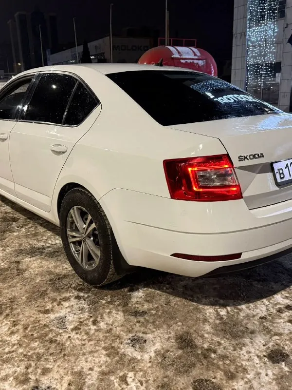 Продам skoda octavia a7 mk3 2017 г. в. мотор 1.6 110 л/с. на самом надежном и экономичном моторе. расход по трассе 6 литров. мотор и коробка без нареканий. пробег 215.000 км. новая зимняя резина. по комплектации: передние стеклоподъемники, abs, esp, кондиционер, подогрев передних сидений, установлен руль с более богатой комплектации нужно активировать (большие очереди у хороших электриков), автозапуск. по машине много чего сделано за последнее время. ходовая часть перебиралась в конце октября. из последнего: - 27.12.25 замена помпы, ремня, термостатов. - 12.01.26 замена передних сайлетблоков, передних ступичных подшипников. - 19.01.26 замена всех топливных форсунок. также выполнен пересвет всех кнопок. я хозяин. машина в достойном состоянии. остальные вопросы по телефону +79497061016. цена:1.300.000+хороший торг. любые проверки на любых сто. - фотография - 4