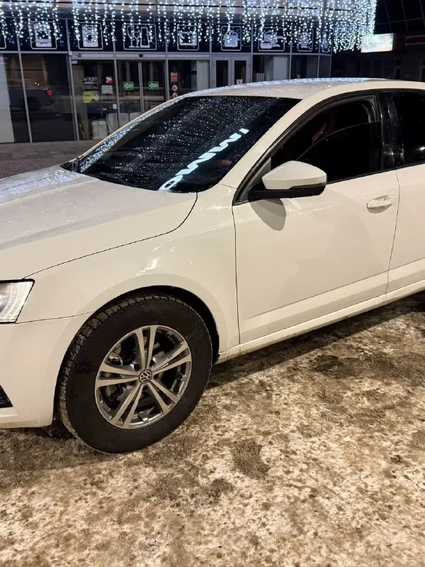 Продам skoda octavia a7 mk3 2017 г. в. мотор 1.6 110 л/с. на самом надежном и экономичном моторе. расход по трассе 6 литров. мотор и коробка без нареканий. пробег 215.000 км. новая зимняя резина. по комплектации: передние стеклоподъемники, abs, esp, кондиционер, подогрев передних сидений, установлен руль с более богатой комплектации нужно активировать (большие очереди у хороших электриков), автозапуск. по машине много чего сделано за последнее время. ходовая часть перебиралась в конце октября. из последнего: - 27.12.25 замена помпы, ремня, термостатов. - 12.01.26 замена передних сайлетблоков, передних ступичных подшипников. - 19.01.26 замена всех топливных форсунок. также выполнен пересвет всех кнопок. я хозяин. машина в достойном состоянии. остальные вопросы по телефону +79497061016. цена:1.300.000+хороший торг. любые проверки на любых сто. - фотография - 5