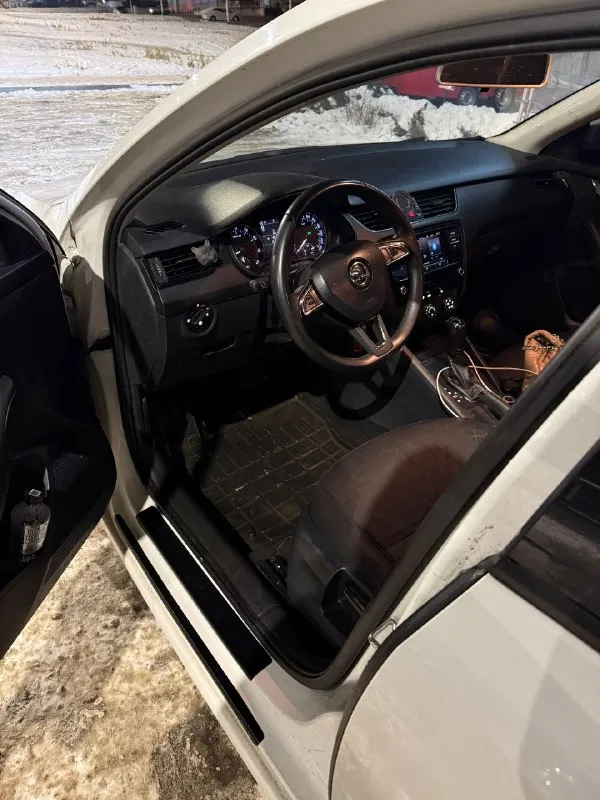 Продам skoda octavia a7 mk3 2017 г. в. мотор 1.6 110 л/с. на самом надежном и экономичном моторе. расход по трассе 6 литров. мотор и коробка без нареканий. пробег 215.000 км. новая зимняя резина. по комплектации: передние стеклоподъемники, abs, esp, кондиционер, подогрев передних сидений, установлен руль с более богатой комплектации нужно активировать (большие очереди у хороших электриков), автозапуск. по машине много чего сделано за последнее время. ходовая часть перебиралась в конце октября. из последнего: - 27.12.25 замена помпы, ремня, термостатов. - 12.01.26 замена передних сайлетблоков, передних ступичных подшипников. - 19.01.26 замена всех топливных форсунок. также выполнен пересвет всех кнопок. я хозяин. машина в достойном состоянии. остальные вопросы по телефону +79497061016. цена:1.300.000+хороший торг. любые проверки на любых сто. - фотография - 6