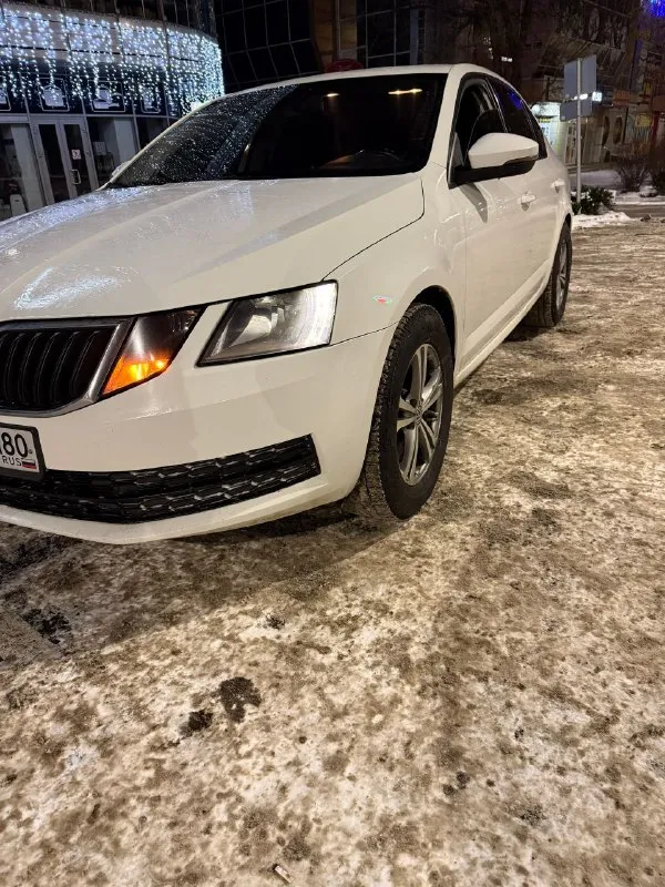 Продам skoda octavia a7 mk3 2017 г. в. мотор 1.6 110 л/с. на самом надежном и экономичном моторе. расход по трассе 6 литров. мотор и коробка без нареканий. пробег 215.000 км. новая зимняя резина. по комплектации: передние стеклоподъемники, abs, esp, кондиционер, подогрев передних сидений, установлен руль с более богатой комплектации нужно активировать (большие очереди у хороших электриков), автозапуск. по машине много чего сделано за последнее время. ходовая часть перебиралась в конце октября. из последнего: - 27.12.25 замена помпы, ремня, термостатов. - 12.01.26 замена передних сайлетблоков, передних ступичных подшипников. - 19.01.26 замена всех топливных форсунок. также выполнен пересвет всех кнопок. я хозяин. машина в достойном состоянии. остальные вопросы по телефону +79497061016. цена:1.300.000+хороший торг. любые проверки на любых сто. - фотография - 7