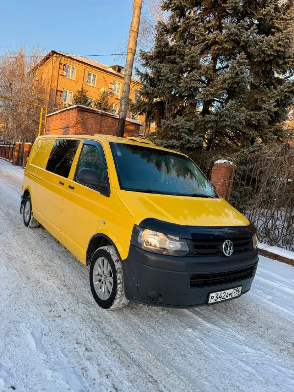 Продам volkswagen t5 long 2.0 tdi 140л. с грузо-пассажир 4+1 год выпуска 2014 !) двигатель и коробка (6ст) работают идеально авто в хорошей комплектации: кондер, 2 печки, webasto, эл. стекло подъемники, эл. зеркала с подогревом, хорошая зимняя резина на красивом оригинально литье r16, тормоза обслужены в круг, чистый и приятный салон, спереди 3 места, сзади 2) пробег 280 000 км, длинная база, двигатель 140 сил едет очень бодро, по ходовой без нареканий! есть видео работы двигателя скину по запросу) по документам любое переоформление) осмотр в макеевке ✅ цена 1 350 000 руб ✅ звоните +79495570537 феникс либо +79920409993 теле2 📞 🇷🇺 звоните: +79495570537 - фотография - 1