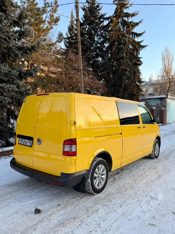 Продам volkswagen t5 long 2.0 tdi 140л. с грузо-пассажир 4+1 год выпуска 2014 !) двигатель и коробка (6ст) работают идеально авто в хорошей комплектации: кондер, 2 печки, webasto, эл. стекло подъемники, эл. зеркала с подогревом, хорошая зимняя резина на красивом оригинально литье r16, тормоза обслужены в круг, чистый и приятный салон, спереди 3 места, сзади 2) пробег 280 000 км, длинная база, двигатель 140 сил едет очень бодро, по ходовой без нареканий! есть видео работы двигателя скину по запросу) по документам любое переоформление) осмотр в макеевке ✅ цена 1 350 000 руб ✅ звоните +79495570537 феникс либо +79920409993 теле2 📞 🇷🇺 звоните: +79495570537 - фотография - 4