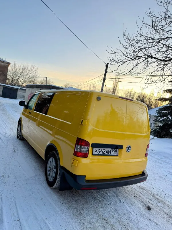 Продам volkswagen t5 long 2.0 tdi 140л. с грузо-пассажир 4+1 год выпуска 2014 !) двигатель и коробка (6ст) работают идеально авто в хорошей комплектации: кондер, 2 печки, webasto, эл. стекло подъемники, эл. зеркала с подогревом, хорошая зимняя резина на красивом оригинально литье r16, тормоза обслужены в круг, чистый и приятный салон, спереди 3 места, сзади 2) пробег 280 000 км, длинная база, двигатель 140 сил едет очень бодро, по ходовой без нареканий! есть видео работы двигателя скину по запросу) по документам любое переоформление) осмотр в макеевке ✅ цена 1 350 000 руб ✅ звоните +79495570537 феникс либо +79920409993 теле2 📞 🇷🇺 звоните: +79495570537 - фотография - 5