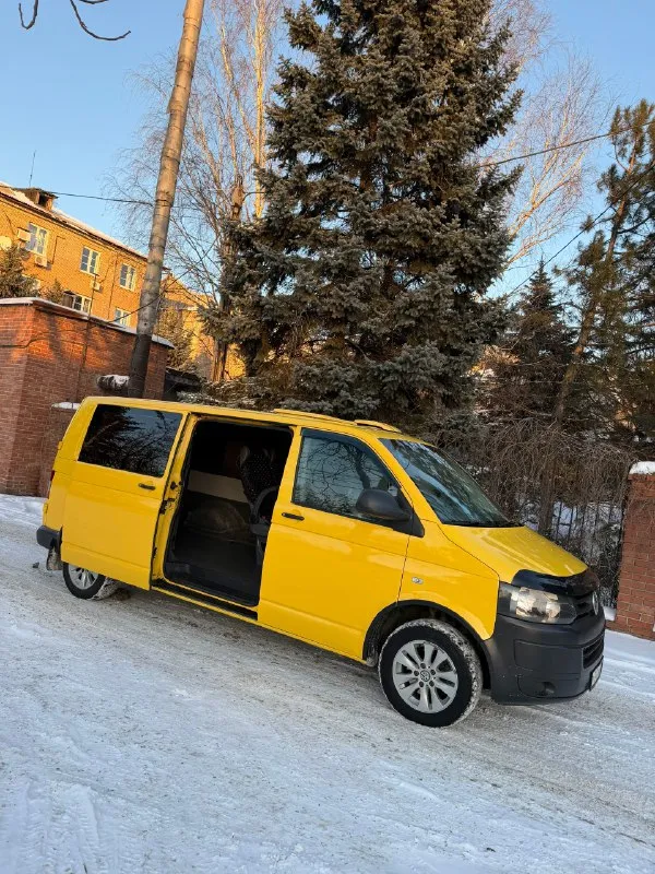 Продам volkswagen t5 long 2.0 tdi 140л. с грузо-пассажир 4+1 год выпуска 2014 !) двигатель и коробка (6ст) работают идеально авто в хорошей комплектации: кондер, 2 печки, webasto, эл. стекло подъемники, эл. зеркала с подогревом, хорошая зимняя резина на красивом оригинально литье r16, тормоза обслужены в круг, чистый и приятный салон, спереди 3 места, сзади 2) пробег 280 000 км, длинная база, двигатель 140 сил едет очень бодро, по ходовой без нареканий! есть видео работы двигателя скину по запросу) по документам любое переоформление) осмотр в макеевке ✅ цена 1 350 000 руб ✅ звоните +79495570537 феникс либо +79920409993 теле2 📞 🇷🇺 звоните: +79495570537 - фотография - 6