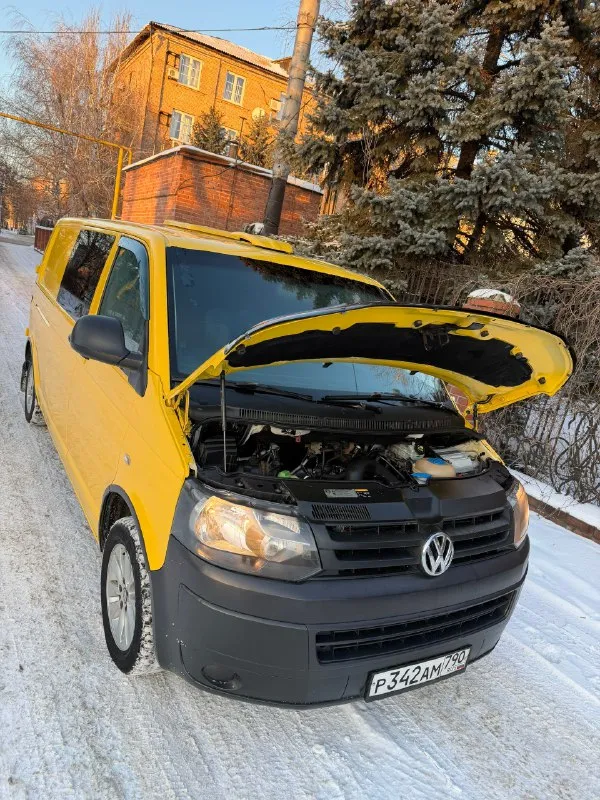 Продам volkswagen t5 long 2.0 tdi 140л. с грузо-пассажир 4+1 год выпуска 2014 !) двигатель и коробка (6ст) работают идеально авто в хорошей комплектации: кондер, 2 печки, webasto, эл. стекло подъемники, эл. зеркала с подогревом, хорошая зимняя резина на красивом оригинально литье r16, тормоза обслужены в круг, чистый и приятный салон, спереди 3 места, сзади 2) пробег 280 000 км, длинная база, двигатель 140 сил едет очень бодро, по ходовой без нареканий! есть видео работы двигателя скину по запросу) по документам любое переоформление) осмотр в макеевке ✅ цена 1 350 000 руб ✅ звоните +79495570537 феникс либо +79920409993 теле2 📞 🇷🇺 звоните: +79495570537 - фотография - 7