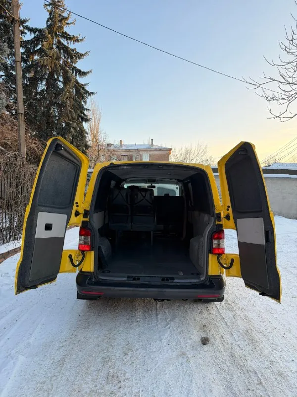Продам volkswagen t5 long 2.0 tdi 140л. с грузо-пассажир 4+1 год выпуска 2014 !) двигатель и коробка (6ст) работают идеально авто в хорошей комплектации: кондер, 2 печки, webasto, эл. стекло подъемники, эл. зеркала с подогревом, хорошая зимняя резина на красивом оригинально литье r16, тормоза обслужены в круг, чистый и приятный салон, спереди 3 места, сзади 2) пробег 280 000 км, длинная база, двигатель 140 сил едет очень бодро, по ходовой без нареканий! есть видео работы двигателя скину по запросу) по документам любое переоформление) осмотр в макеевке ✅ цена 1 350 000 руб ✅ звоните +79495570537 феникс либо +79920409993 теле2 📞 🇷🇺 звоните: +79495570537 - фотография - 8