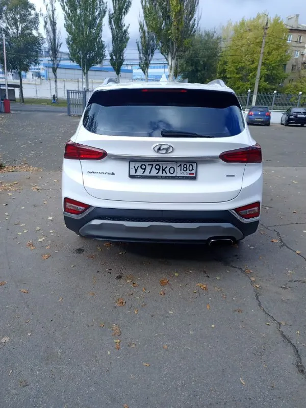 Продам автомобиль hyundai santa fe 2019 года. машина ухоженная, не пригон, официальная. два ключа, сервисная книга. не бита, не крашена. комплектация: "family" кожаный салон, обогрев передних сидений, руля и боковых зеркал, 2-х зонный климат контроль, круиз контроль, мультимедиа (android auto, apple carplay), камера заднего вида, электро ручник, парктроники (перед, зад), датчики давления в колесах, света и дождя, бесключевой доступ, start/stop, помощь при спуске. установлена хорошая сигнализация pandora 2.4, автомат и полный привод.132.000км родного пробега. готов на любые проверки цена: 2.850.000₽ торг у авто +7-949-978-61-00 📲 tg: @ziko_lini 📞 звоните: +7(949)9786100 - фотография - 4